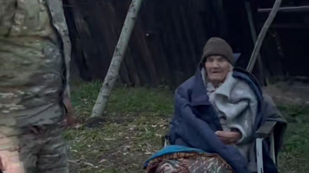 СҚО-да құтқарушылар 90 жастағы қарт әйелді өртеніп жатқан үйден алып шықты (видео)